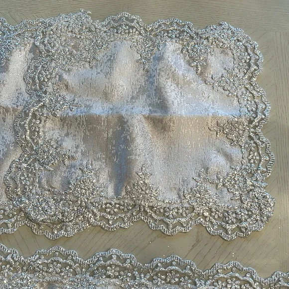 Table runner and 2 placemats with bling around the edges - Picture 2 of 3
